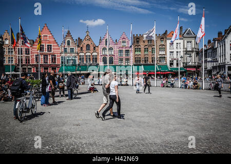 Les touristes à Grote Markt (place du marché) de Bruge Banque D'Images