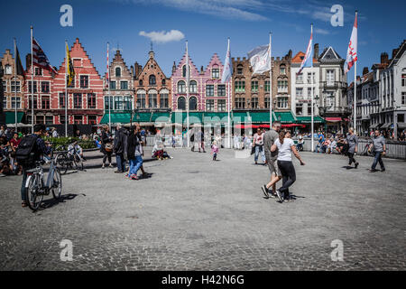 Les touristes à Grote Markt (place du marché) de Bruge Banque D'Images