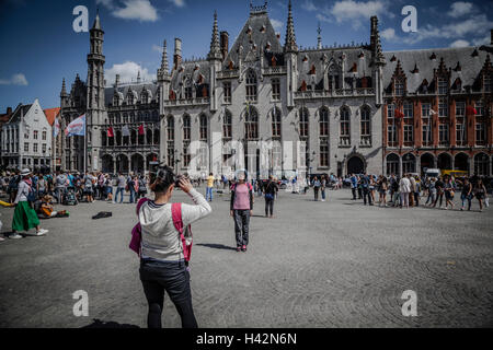 La femme est prise de photos sur la rue de Bruges Banque D'Images