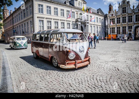 Vieux VW mini van dans les rues de Bruges, Belgique Banque D'Images