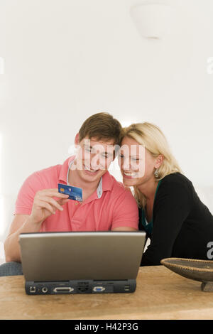Homme, femme, jeune, ordinateur portable, carte de crédit, sourire, Banque D'Images