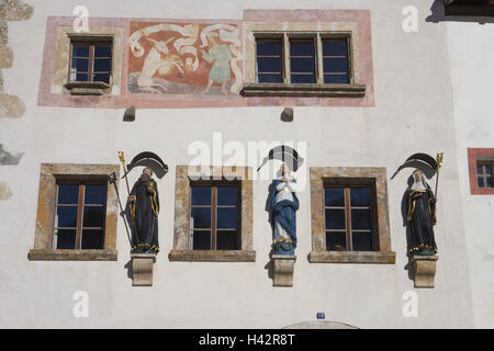 La Suisse, Grisons, 'Val Müstair', Müstair, figures d'un saint, façade, Banque D'Images