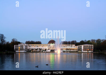 Allemagne, Brême (ville), Bürgerpark (parc) Park Hotel, Hollersee, fontaine, crépuscule, le nord de l'Allemagne, l'architecture du paysage, parc urbain, Parc, jardin, jardin paysager de personnes, d'aménagements, Lakeside, public, bâtiment de l'hôtel, l'eau, lac, eau, fontaine d'eau, bâtiments, hôtels, restaurants, Forêt, zone de loisirs, d'attraction, le soir, l'espace de copie, Banque D'Images