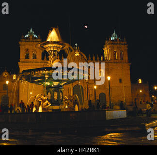 Le Pérou, Cuzco, Plaza de Armas, fontaines, cathédrale, nuit, lune, Amérique du Sud, Cuzco, la destination, le lieu d'intérêts, de la ville, ainsi, l'église, l'église, de la structure, de la construction, de l'architecture sacrée, l'éclairage, demi-lune, eclipse lunaire, Banque D'Images