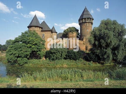 L'Allemagne, en Rhénanie du Nord-Westphalie, Krefeld, château d'eau, château de Linn, douves, musée, château fort, tour ronde, saut à l'eau, point d'intérêt, à l'extérieur, déserte, arbres, Banque D'Images