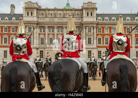 Relève de la garde à Horseguards Parade, Westminster, Londres, Angleterre Banque D'Images