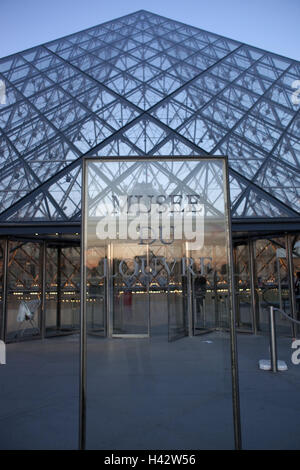 France, Paris, Louvre, Pyramide de verre, d'entrée, point d'intérêt, tourisme, art, musée, musée d'art, à l'extérieur, l'architecture, verre, acier, pyramide, bâtiment, construction, d'AVC, de verre, transparent, soir, crépuscule, Banque D'Images