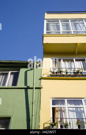 La Turquie, Istanbul, Sultanahmet, ville partie maisons résidentielles, village, ville, Metropolis, port, vue sur la ville, de la construction, des maisons, façades de maisons, de couleurs vives, vert, jaune, d'un balcon, gondolé, ciel, personne, à l'extérieur, Banque D'Images