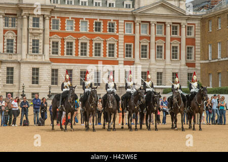 Relève de la garde à Horseguards Parade, Westminster, Londres, Angleterre Banque D'Images