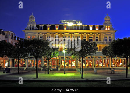 Allemagne, Bavière, Usedom, Nice, Baltic Hotel, l'éclairage, soir, station balnéaire, baignoire impériale, la mer Baltique, la photographie de nuit, les maisons, les bâtiments, l'architecture, l'architecture, l'hôtel, bain Baltic Hotel, luxe, montre, tourisme, t Banque D'Images