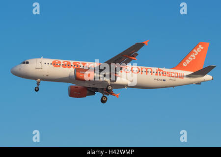 TENERIFE, ESPAGNE - 10 août : Easy jet Airbus A320 est à l'atterrissage à l'aéroport de Tenerife Sud le 10 août 2016. Banque D'Images