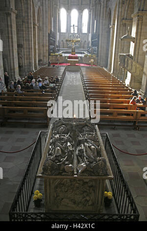 Allemagne, Haute-Franconie, Bamberg, cathédrale, nef centrale, tombeau impérial, autel, touristiques, de Bavière, de la vieille ville, la cathédrale impériale, l'église, à l'intérieur, tombe, tombe, tombe, tombe de haut niveau, la mémoire, l'autel, le baroque, le chœur de l'ouest, les selles, les gens, les croyants, la religion, la foi, le tourisme, l'endroit d'intérêt, l'UNESCO-Patrimoine culturel, Banque D'Images