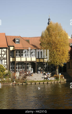 Allemagne, Haute-Franconie, Bamberg, université, étudiant, rivière Regnitz, Bavaria, ville, ville universitaire, université, bâtiment, à l'extérieur, la bibliothèque de l'université, de la rivière Regnitz, personne, l'éducation, de l'université, l'éducation, d'enseignement, la connaissance, l'étude, arbre, ciel, bleu, soleil, Banque D'Images