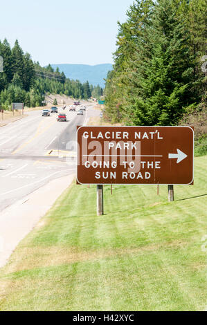 Inscrivez-vous pour aller au soleil Route à travers le Parc National de Glacier dans le Montana, aux États-Unis. Banque D'Images