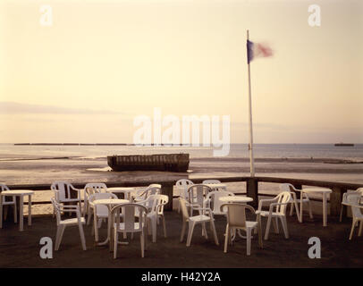 France, Normandie, Aromanches-Les-Bains, Omaha Beach, beach cafe, naufrage de l'Europe, au nord de la France, côte, plage, sable, mer, Atlantique, gastronomie, café, drapeau, vent, souffle, concept, historique, 2. La seconde guerre mondiale, le jour J, le débarquement, les alliés, l'invasion, la guerre, la mémoire Banque D'Images