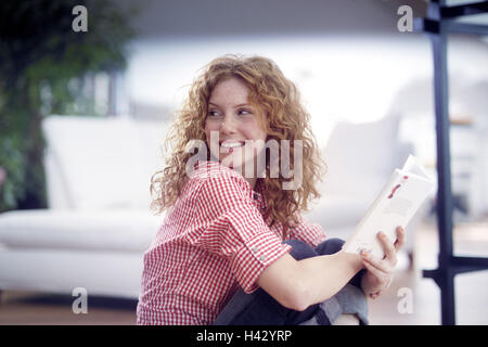 Salons, marbre, femme, jeune, paperback, voir l'épaule, vue latérale, roux, rousse, boucles, cheveux long, de naturel, bien évidemment, les loisirs, hobby, bookworm, d'apprendre, heureux, sourire, heureux, amical, à la maison Banque D'Images