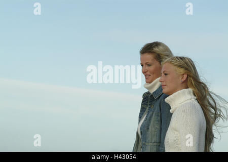 Amis, afficher, profiter, side view, portrait, la moitié des femmes, deux, de 20 à 30 ans, blonde, poil long, ensemble, l'amitié, attention tenez, vue, d'observation, le temps libre, le vent, les poils, blow, vêtements, autumnally Rouleau, Rouleau, cou cou pull-overs, ciel, bleu clair Banque D'Images