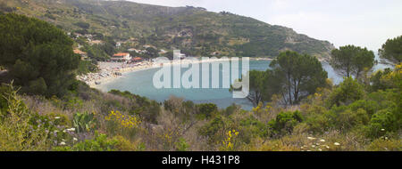 L'Italie, l'île d'Elbe, Cavoli, vue locale, la plage, l'Europe, la mer Méditerranée, l'île de Méditerranée, côte ouest, littoral, paysages côtiers, région côtière, baignoire bay, bay, plage, plage de sable, des baigneurs, des vacances d'été, vacances de plage, destination, maison de destin Banque D'Images