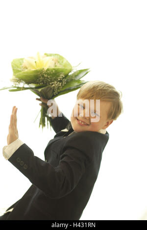 Garçon, sourire, bouquet, attente, geste, demi-onde, portrait, side view, portrait, enfants, enfant 9 - 12 ans, smoking, costume, fly, intelligemment, apex page, sympathique, joliment, la flatterie, poliment, surprendre, donner, présenter, fleurs, bouquet, en forme de cœur, Mère Da Banque D'Images