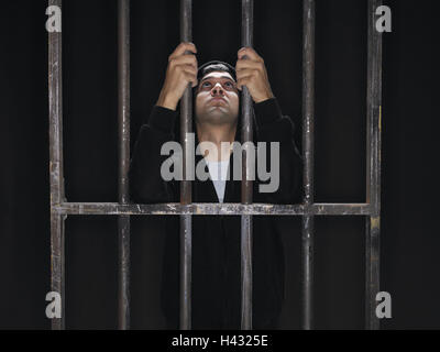 L'homme, prison, bars, désespoir, grille, prison, cellule, cellule de prison, enfermés, les crimes, la peine, l'activité criminelle, pénale, de la dette, coupable, pris, de peur, pense que, désespérément, décourage, psyché, pris au piège, l'arrestation, l'espoir, l'espoir, beg, l'anxiété de l'avenir, désespoir, icône, conception, problème, crise, aide, gloomily, sombre, noir, désespérément, à la recherche d'aide, studio, portrait, la moitié Banque D'Images