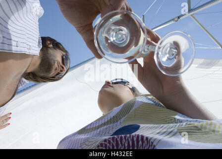 Sail yacht, couple, prêt, vin mousseux, de boire, d'en bas, les gens, les amoureux, pont, solaire, Pac, stand kick off verres de champagne, verres de champagne, champagnes, profiter, amour, affection, départs, voile voyage, loisirs, vacances, luxe, Summers, reste, le mode de vie, perspective, Banque D'Images