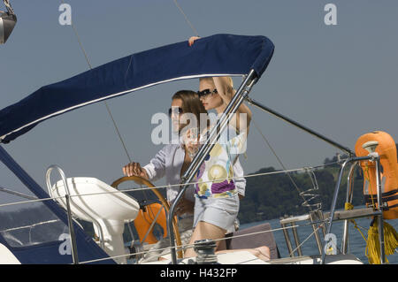 Sail yacht, couple, prêt, vin mousseux, boire, les gens, les amoureux, pont, solaire, PAC s'asseoir, kick off verres de champagne, verres de champagne, champagnes, profiter, amour, affection, départs, voile voyage, loisirs, vacances, luxe, Summers, repos, vie, Banque D'Images