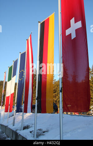 Autriche, Tyrol, domaine skiable de la mer, l'hut, drapeaux, à l'échelle internationale, hiver, sports d'hiver, place olympique, résidence de vacances, mâts, drapeaux, la nationalité, la décoration avec des drapeaux, des nations unies, de l', l'UE, Banque D'Images