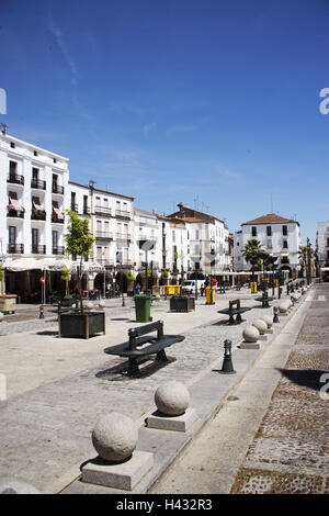 L'Espagne, ex-tréma dura, Caceres, rue commerçante, ville, terrasse, maisons, maisons, boutiques, cafés, rues, le trafic, l'espace, parc-bancs, arbres, destination, tourisme, Banque D'Images