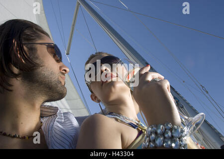 Sail yacht, couple, prêt, vin mousseux, de boire, d'en bas, les gens, les amoureux, le contact oculaire, pont, cap solaire, verres de champagne, verres de champagne, champagnes, kick off, profiter, amour, affection, départs, voile voyage, loisirs, vacances, luxe, Summers, reste, le mode de vie, perspective, Banque D'Images