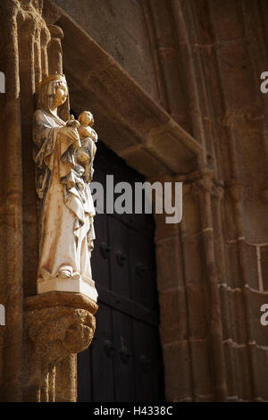 L'Espagne, ex-tréma dura, Caceres, église, d'entrée, la statue de Marien, à l'extérieur, l'église paroissiale, porte en bois, objectif, socket, statue, Maria, l'enfant Jésus, icône, la foi, la religion, le christianisme, Banque D'Images