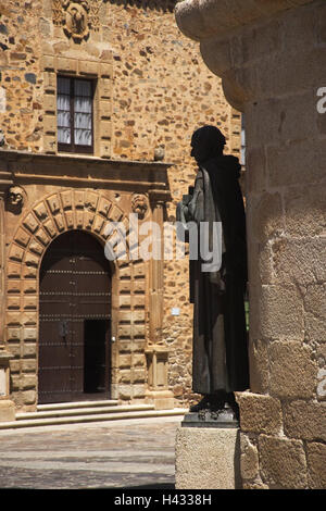 L'Espagne, ex-tréma dura, Caceres, Lane, façades, statue en bronze, de la ville, maisons, maisons résidentielles, sockets, statue, figée, lieu de destination, d'intérêt, Banque D'Images