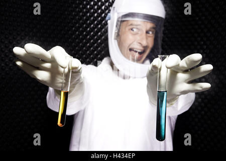 Chercheur, joyeusement. Vêtement de protection, casque, tubes à essai, maintenir, modèle publié, les gens, l'homme, vêtements de protection, de développement, de la recherche, prix, mur, échantillon, structure, pan, science, scientifique, d'expérimentation, liquides, jaune, bleu, fusionner, réaction, dangereusement, de soins, gestes, déplacements, de laboratoire, assistant de laboratoire, chimie, pharmacie, médecine, Banque D'Images
