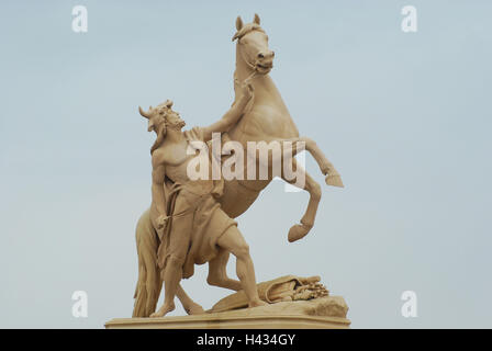 L'Allemagne, 1, Schwerin, pont du château, sculpture, Obotrit prépare son cheval, Banque D'Images