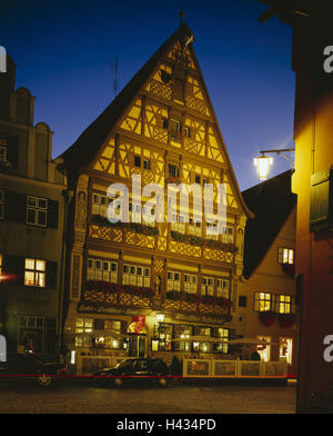 Allemagne, Bavière, Dinkelsbühl, marché du vin, 'German House, l'éclairage, le soir, rue romantique, Franconia, bâtiment, maison à colombages, pans de bois, façade, fin de la Renaissance, 16 cent., architecture, point d'intérêt, icône, restaurant, bar, gastronomie, icône, Voyage, tourisme, ville Banque D'Images