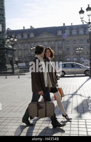 France, Paris, place Vendôme, couple, jeune, rendez-vous, sourire côte à côte, le contact oculaire, ville, homme, femme, amants, personne, tombe amoureux, l'amour, le respect, l'heureux, faire des achats, shopping, ensemble, divertissement, fun, motion, sacs, pochette, transporter, Banque D'Images