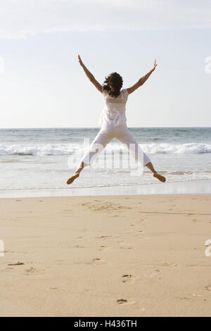 Le Portugal, plage, femme, saut de l'air, vue de dos, Banque D'Images