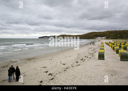 Allemagne, Schleswig-Holstein, la mer Baltique, l'île Rügen, Binz, plage, touriste, automne, île Baltique, mer Baltique baignoire, station balnéaire, plage, plage de sable, chaises de plage, les gens, à pied, les loisirs, vacances, saison, la destination, Tourisme, vacances, loisirs, plage, mer Baltique Banque D'Images