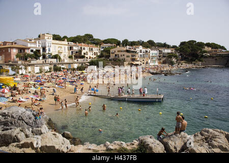 Mer, plage, Calella de Palafrugell, Costa Brava, Catalogne, Espagne, littoral, ville, vue sur la ville, la baie, plage, plage de sable fin, personne, passant, les baigneurs, les vacanciers, scène de plage, promenade, promenade en bord de mer, banque, locations, point d'intérêt, Banque D'Images