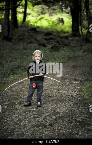 Enfant gar on 5 ans fl che et l arc de bois de jouer de l enfance