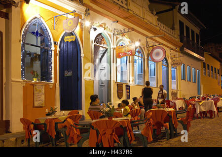 Brésil, Bahia, Lencois, place de l'hôtel de ville, terrasse, bar, des gens, à l'extérieur, le soir, le modèle ne libération, l'Amérique du Sud, scène de rue, Architecture, bâtiment, magasins, restaurants, restaurants de rue, high street, centre-ville, le tourisme, la personne, l'éclairage, feux, gastronomie, Banque D'Images