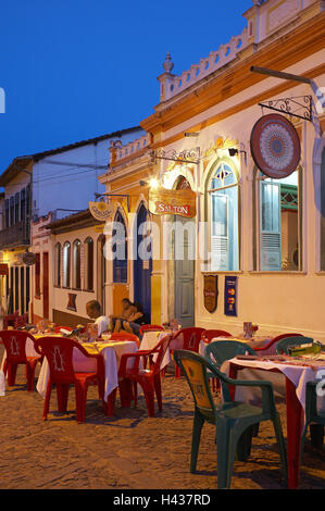 Brésil, Bahia, Lencois, place de l'hôtel de ville, terrasse, bar, des gens, à l'extérieur, le soir, le modèle ne libération, l'Amérique du Sud, scène de rue, Architecture, bâtiment, magasins, restaurants, restaurants de rue, high street, centre-ville, le tourisme, la personne, l'éclairage, feux, gastronomie, Banque D'Images