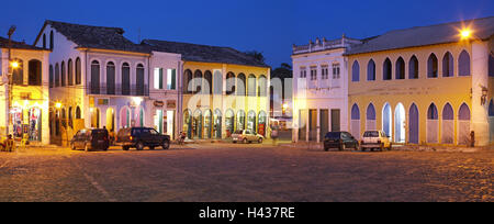 Brésil, Bahia, Lencois, vue sur la ville, la place de l'hôtel de ville, l'éclairage, le soir, en Amérique du Sud, de la ville, la destination, l'espace, les maisons, les bâtiments, l'architecture, de style colonial, de tourisme, de voitures, parc, lumières, Banque D'Images