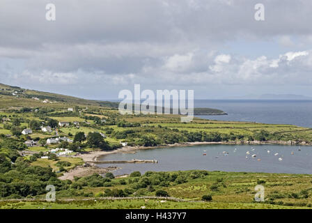 Kerry, Munster, Irlande, Iveragh, Ring de Kerry, Kells Bay, Bay, la mer, les navires de mer, paysage, littoral, paysage côtier, vue, ciel, cloudies, Banque D'Images