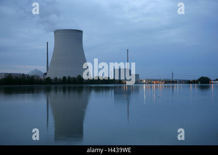 L'Allemagne, la Basse Bavière, Essenbach, nuclear power plant Isar, réservoir, réflexion, soir, Bavaria, centrale nucléaire, tour de refroidissement, réacteur, bâtiment réacteur, cheminée, bain à vapeur, la fumée, le lac, les eaux, EON, production d'électricité, l'énergie nucléaire, power produ Banque D'Images