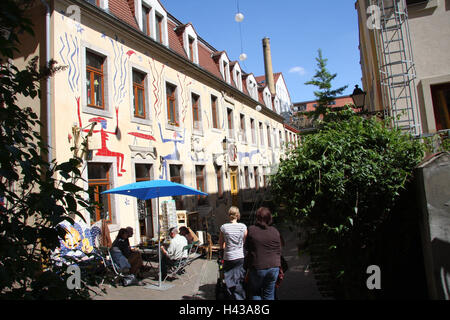 Allemagne, Saxe, Dresde, l'art, le passage de la Cour La Cour des personnages mythiques, street cafe, personne, l'art, les maisons, les bâtiments, façades, art, architecture, point d'intérêt, destination, tourisme, art, architecture, cafe, bar, touristiques, Banque D'Images