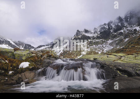 Cascade, panorama de montagnes, le parc national des Hautes Tatras, Presovsky kraj, Slovaquie, Banque D'Images