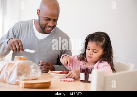 Père et fille faire des sandwichs Banque D'Images