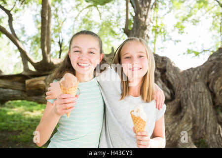 Caucasian girls eating ice cream cones Banque D'Images