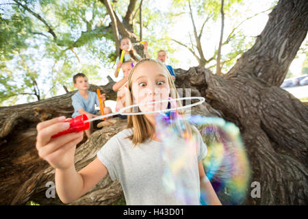 Caucasian girl faire des bulles Banque D'Images