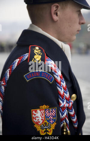 République tchèque, Prague, le château de Prague, Guardsman, page portrait, gondolé, personnes, soldat, Garde côtière canadienne, l'homme, l'uniforme, au sérieux, le socle, le point d'intérêt, destination, tourisme, travail, profession, gardien, Banque D'Images